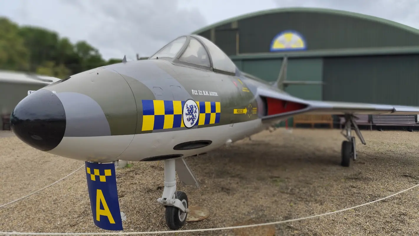 Hunter 1422x800